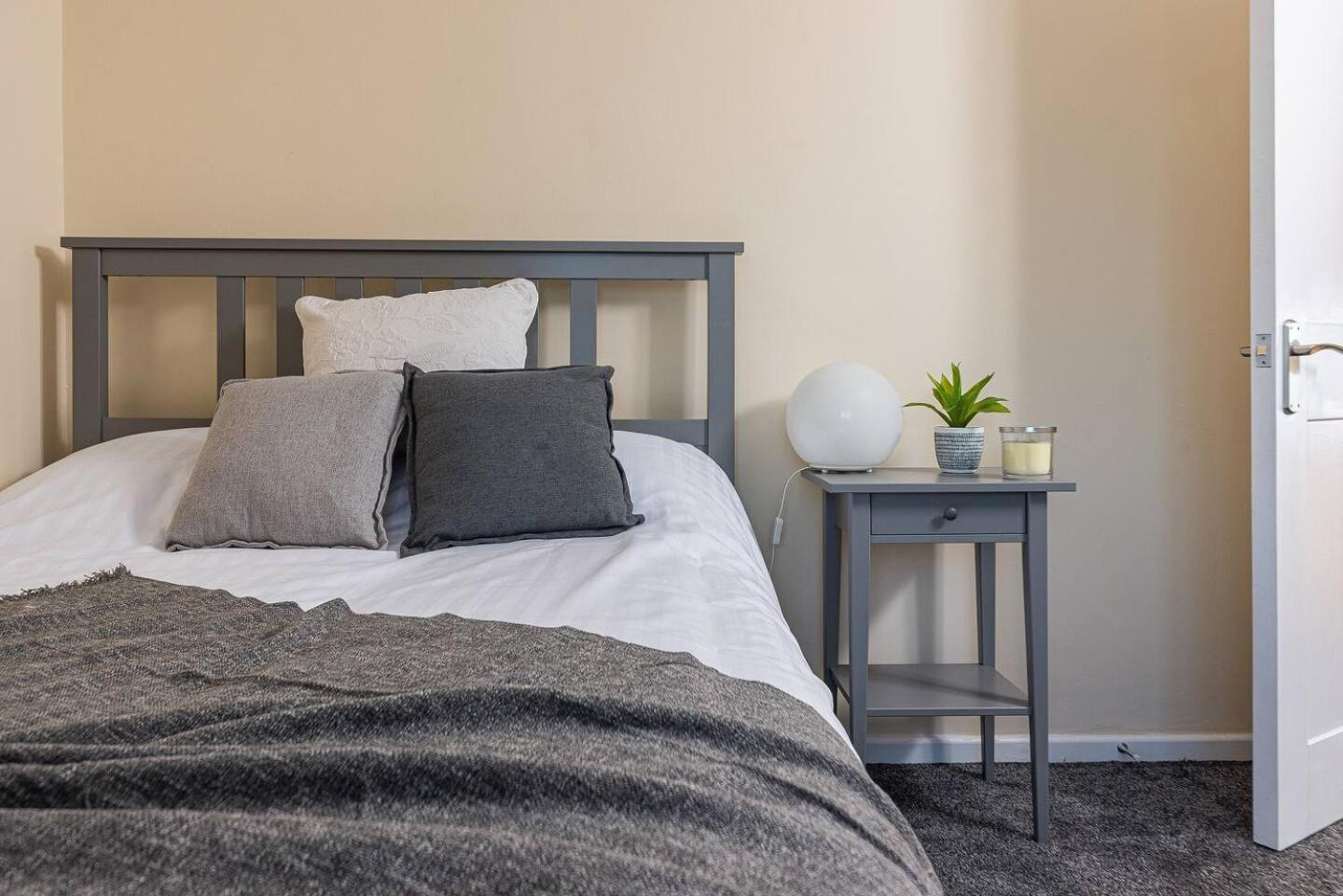 Dudley-Hospital-3Bed-Parking-Long Stay-Contractor Брирли Хилл Экстерьер фото